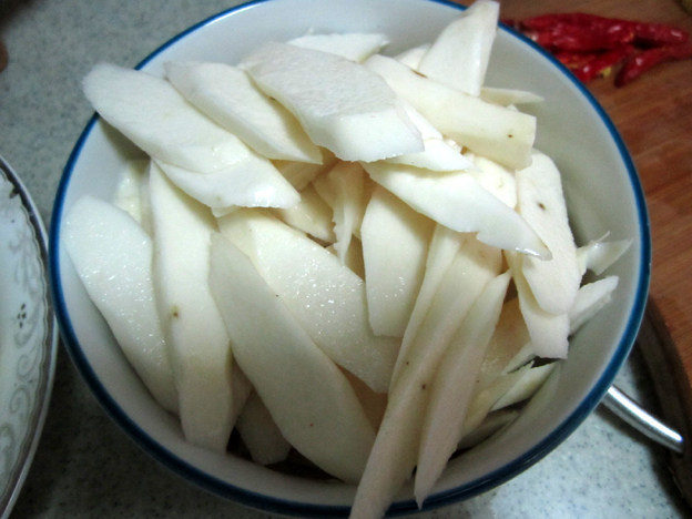砂锅腊肉炒山药#本味步骤3