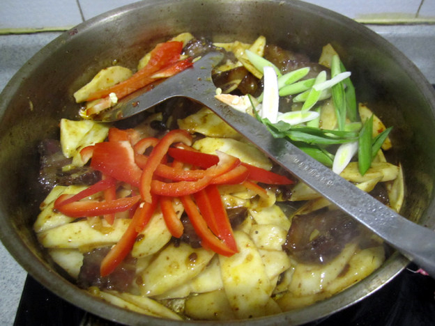 砂锅腊肉炒山药#本味步骤11