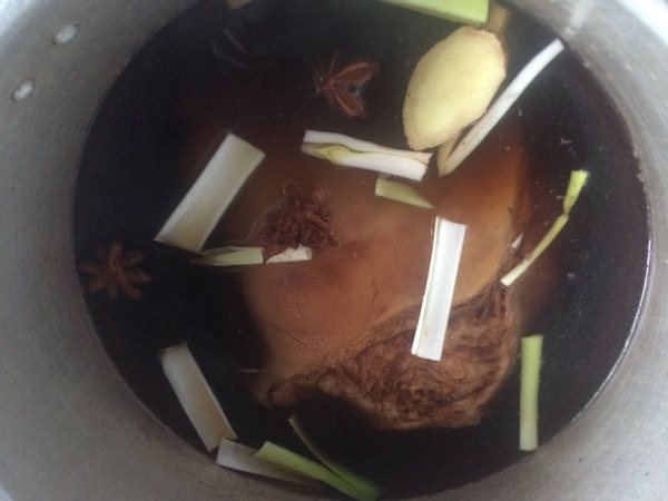 炖肘子步骤7