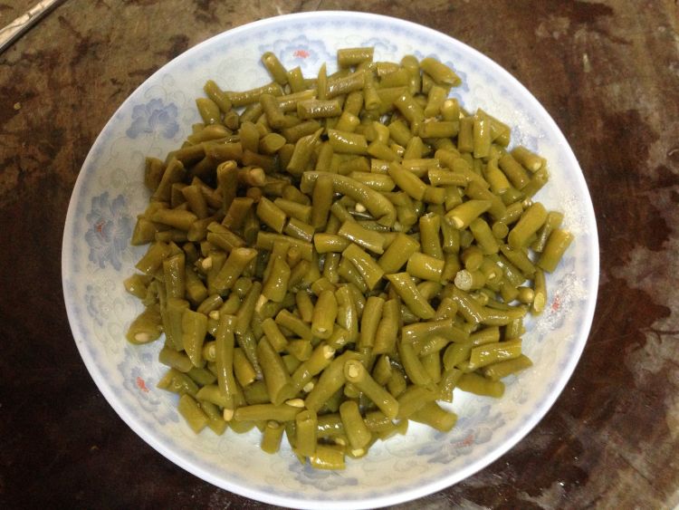 酸豆角炒肉末#本味家步骤1