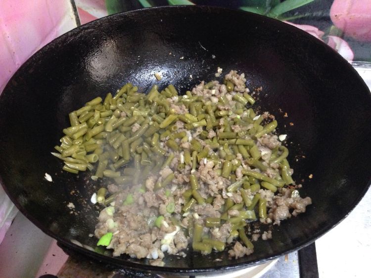 酸豆角炒肉末#本味家步骤6