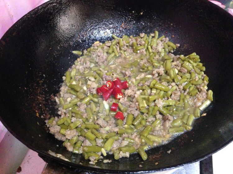 酸豆角炒肉末#本味家步骤8