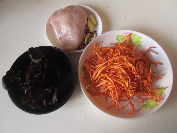 木耳虫草花拌鸡丝步骤1