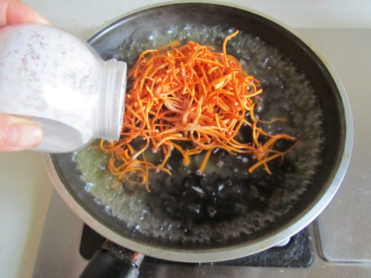 木耳虫草花拌鸡丝步骤5