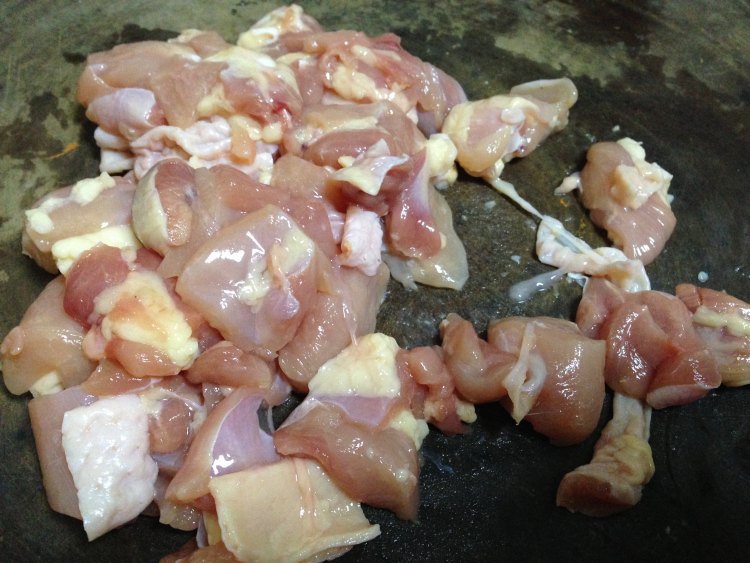 鸡丁炒土豆步骤1