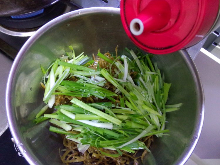 小葱拌银鱼步骤6