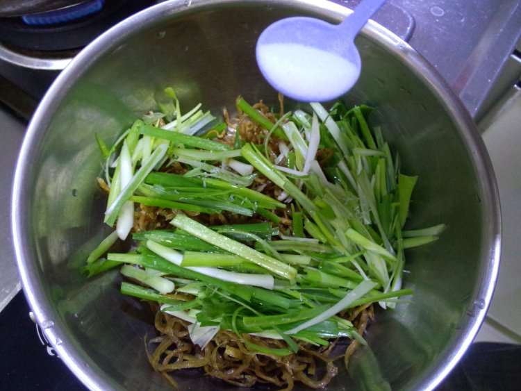 小葱拌银鱼步骤5
