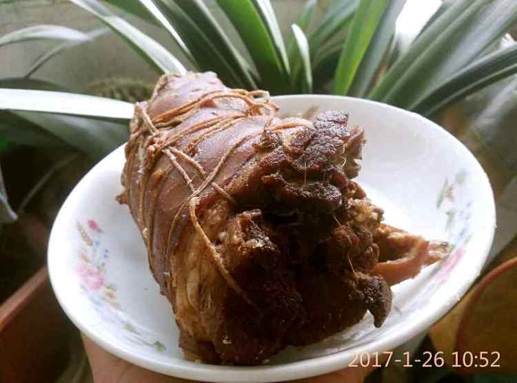 卤肘子步骤6