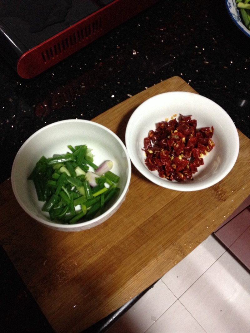 蒜心炒腊肉步骤3