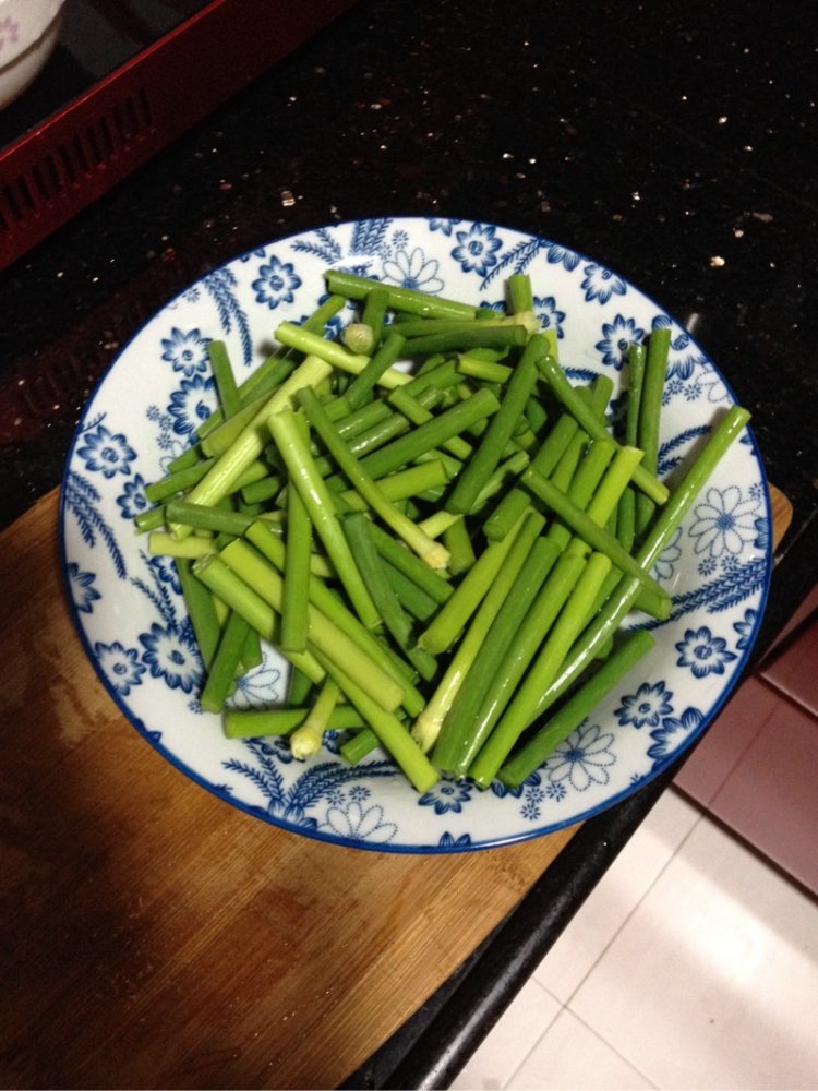 蒜心炒腊肉步骤2