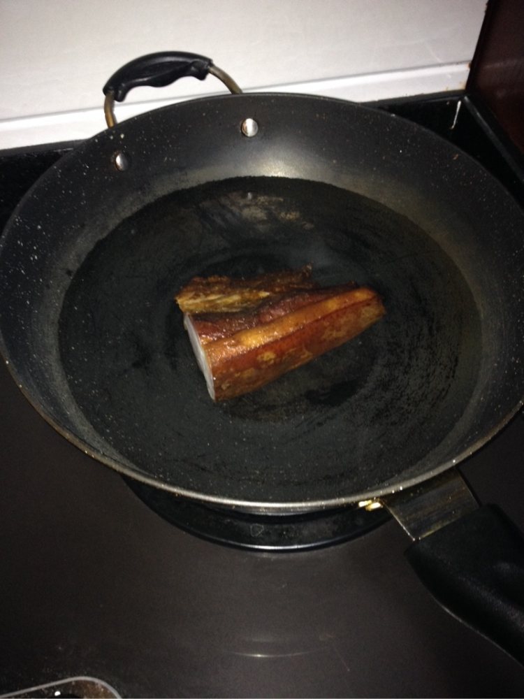 蒜心炒腊肉步骤1