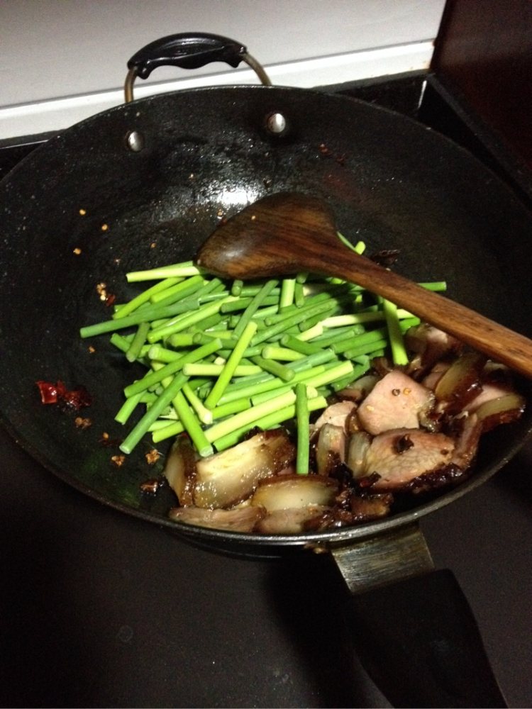 蒜心炒腊肉步骤8