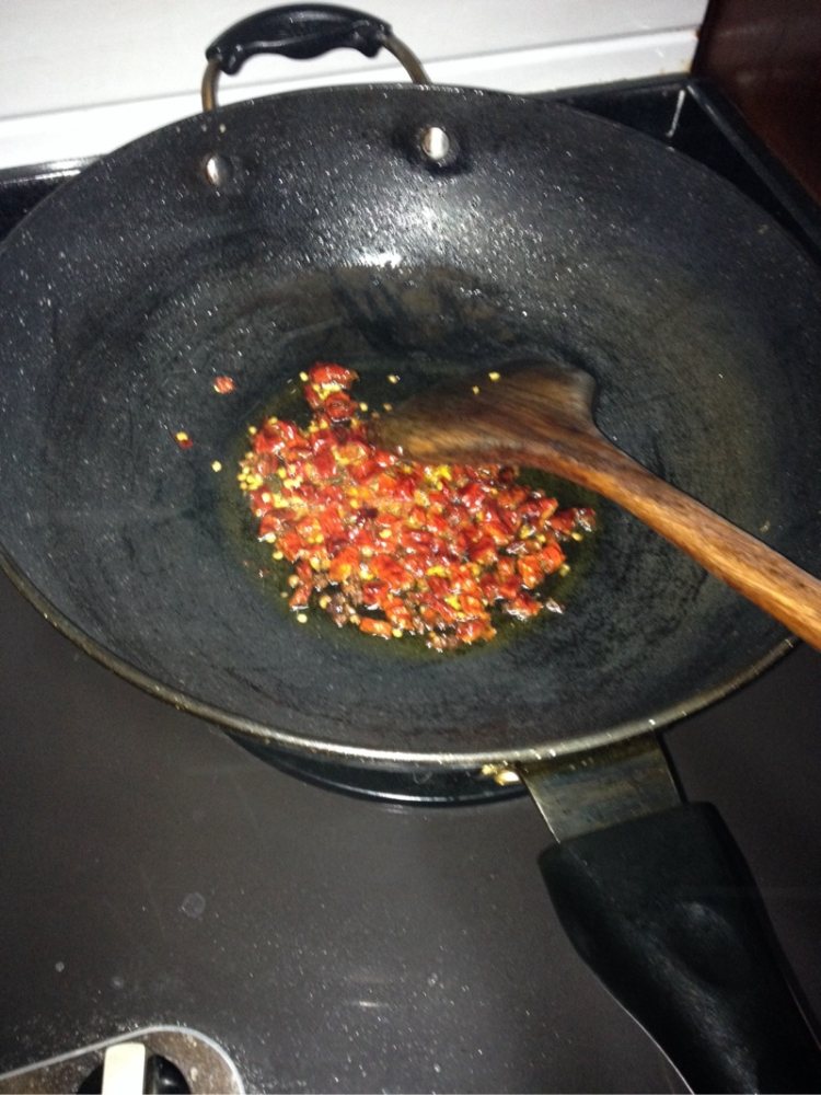 蒜心炒腊肉步骤6