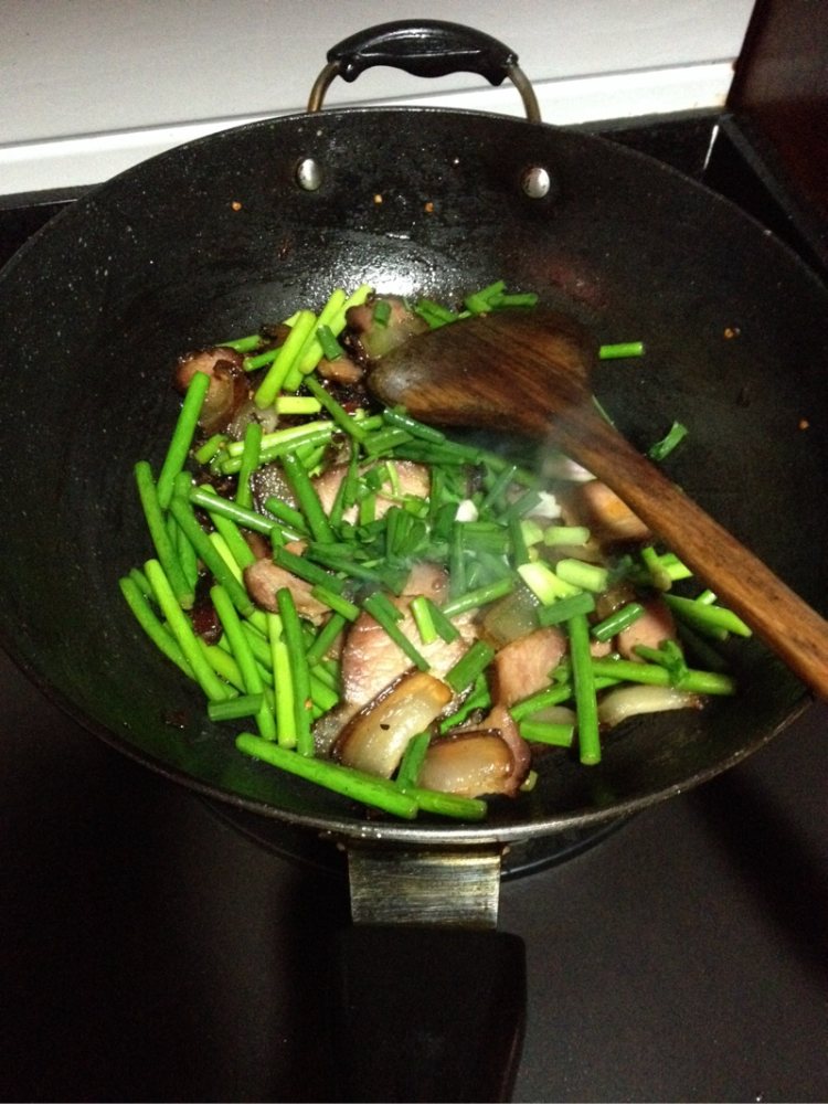 蒜心炒腊肉步骤9
