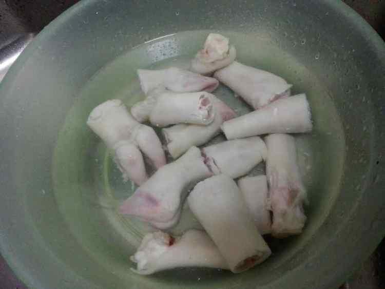 卤羊蹄步骤1