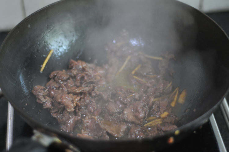 爆炒香辣牛肉步骤3