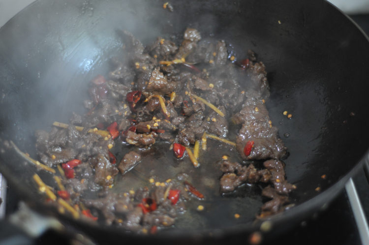 爆炒香辣牛肉步骤4