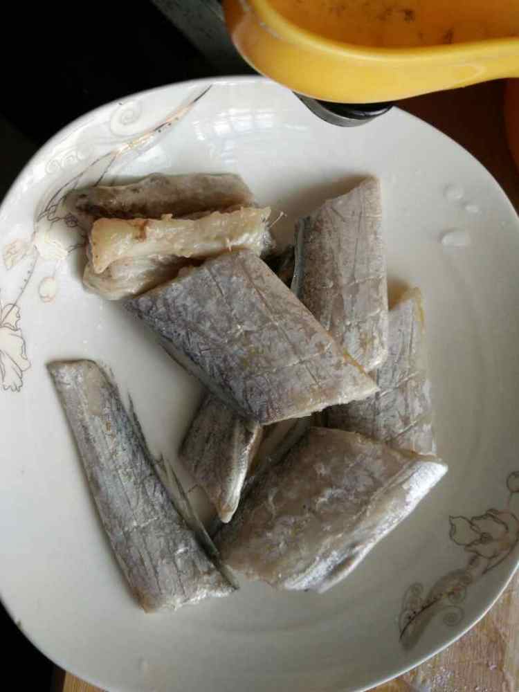 炸带鱼步骤2