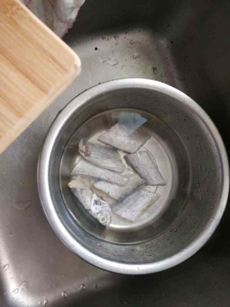 炸带鱼步骤1