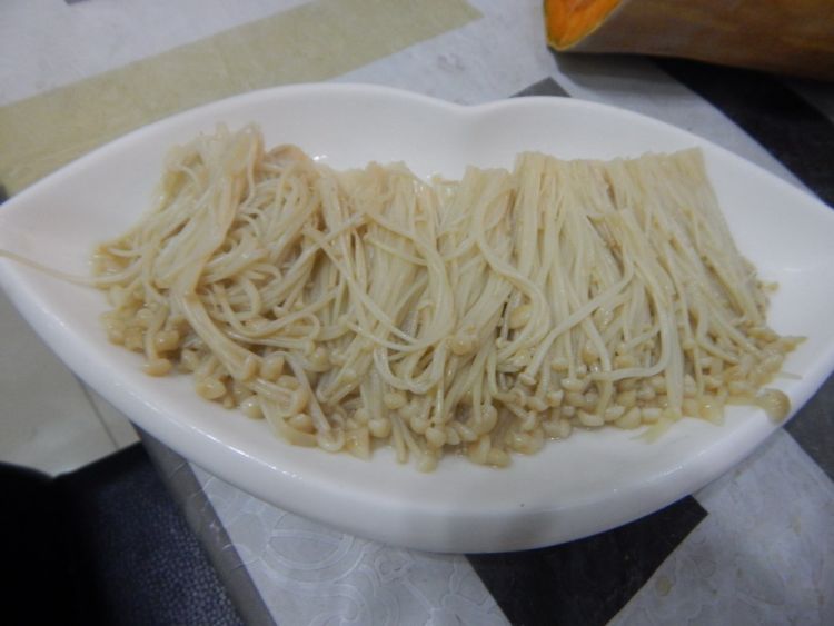 上汤金针 菇步骤4