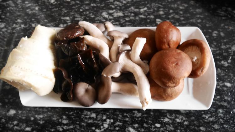 寒冬里的冬笋鲜茹汤鸡步骤3