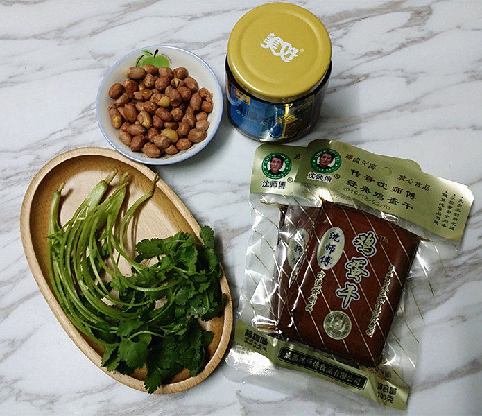 牦牛肉酱拌鸡蛋干#沈步骤1