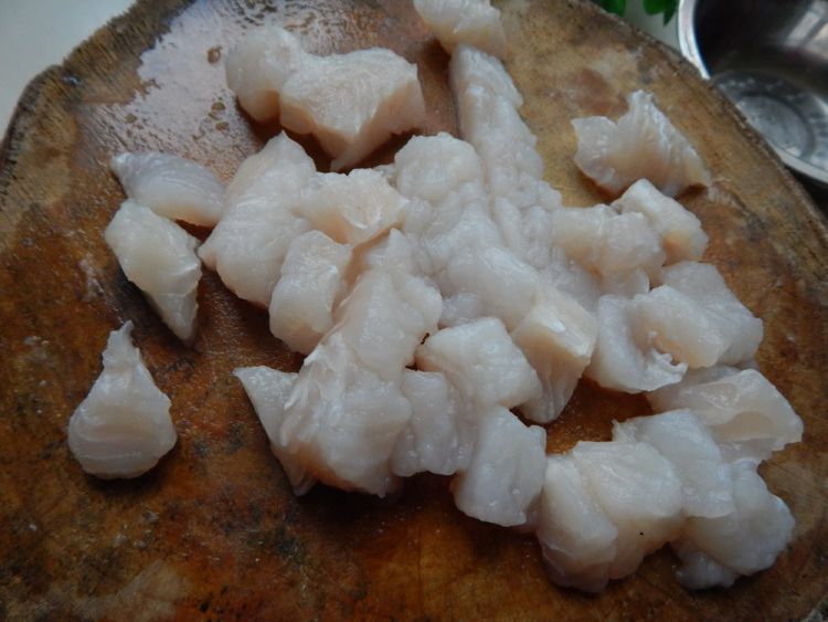 扁豆角烧鱼丁步骤1