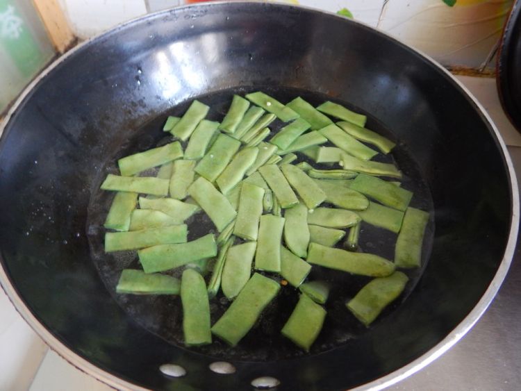 扁豆角烧鱼丁步骤5