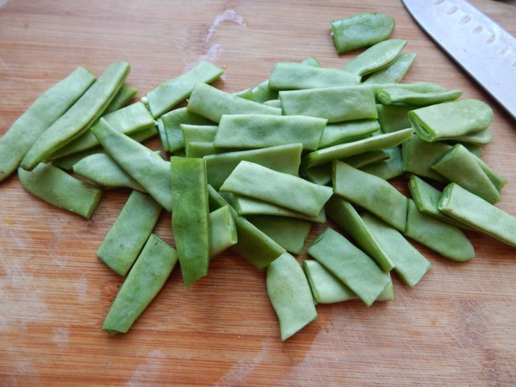 扁豆角烧鱼丁步骤4