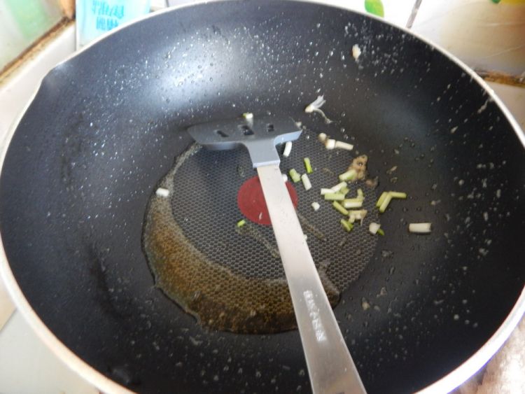 扁豆角烧鱼丁步骤8