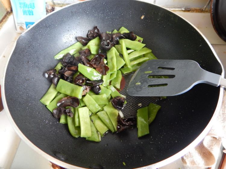 扁豆角烧鱼丁步骤10