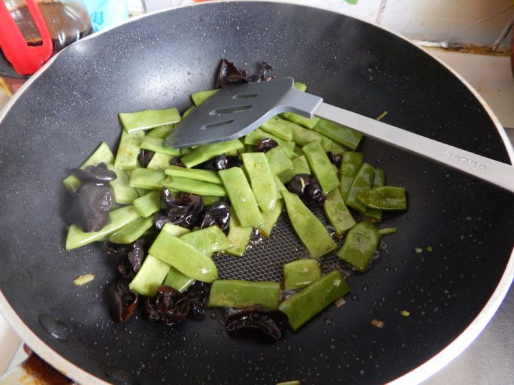 扁豆角烧鱼丁步骤12