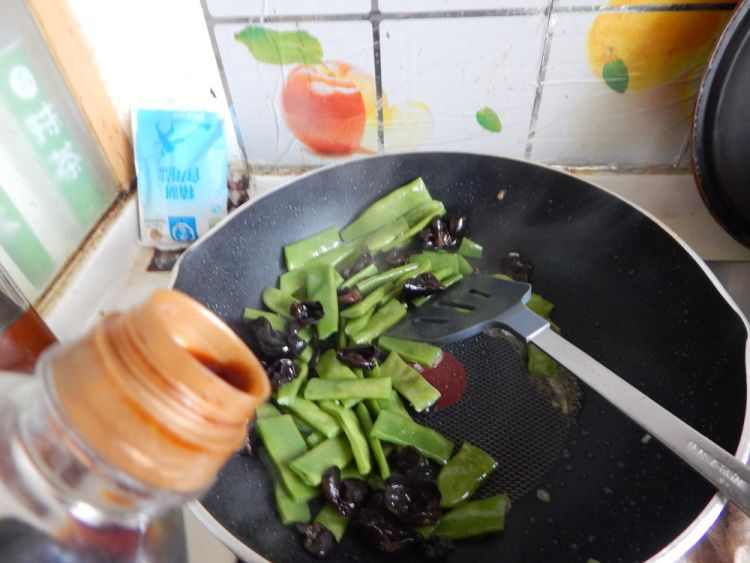 扁豆角烧鱼丁步骤11