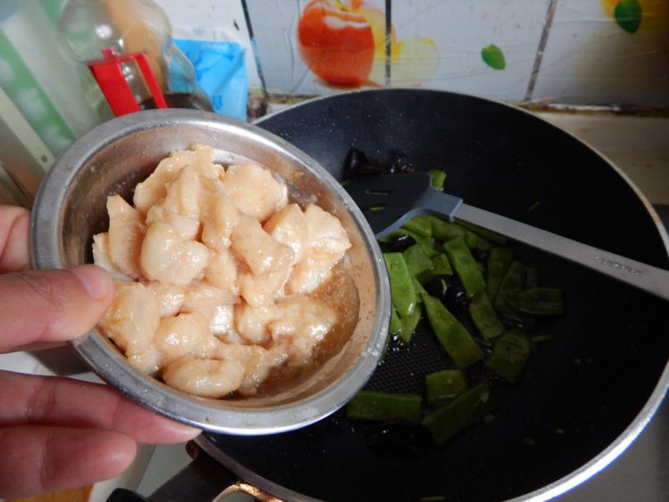 扁豆角烧鱼丁步骤13
