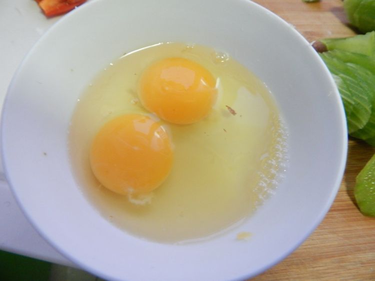 莴笋杏鲍菇炒鸡蛋步骤4
