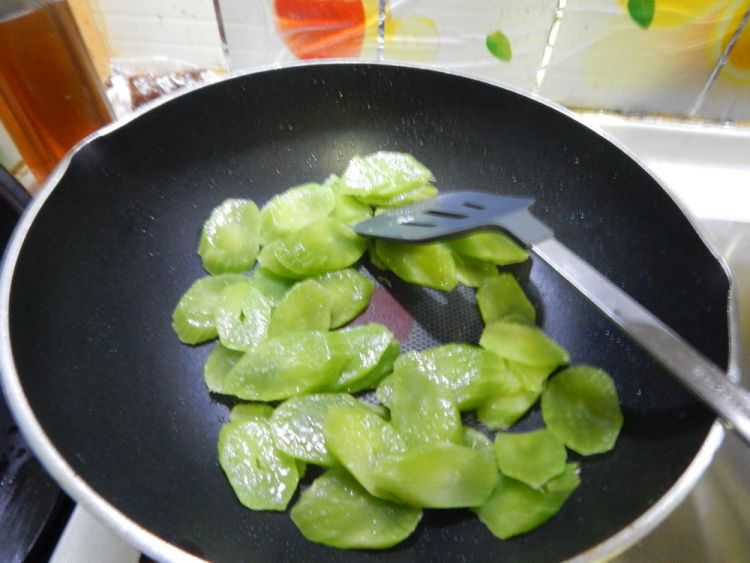 莴笋杏鲍菇炒鸡蛋步骤8