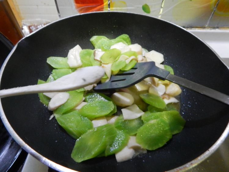 莴笋杏鲍菇炒鸡蛋步骤10