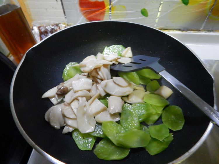 莴笋杏鲍菇炒鸡蛋步骤9