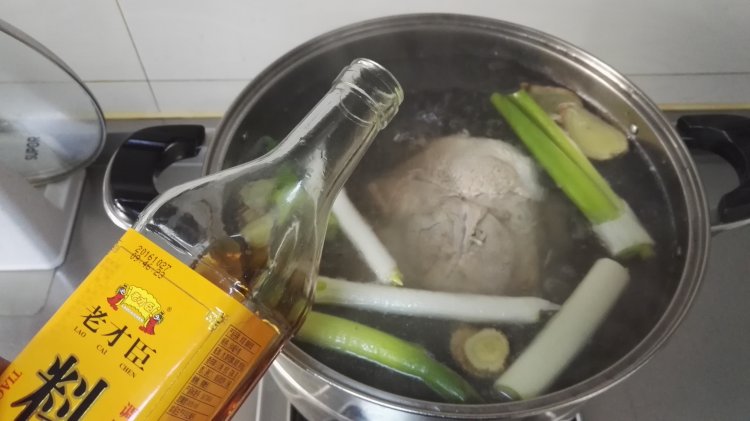 酱肘子步骤7