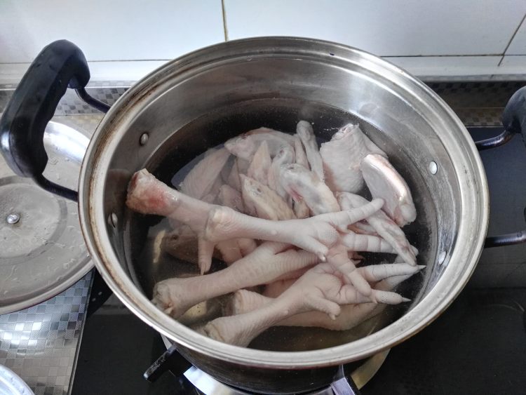 卤虎皮凤爪步骤2
