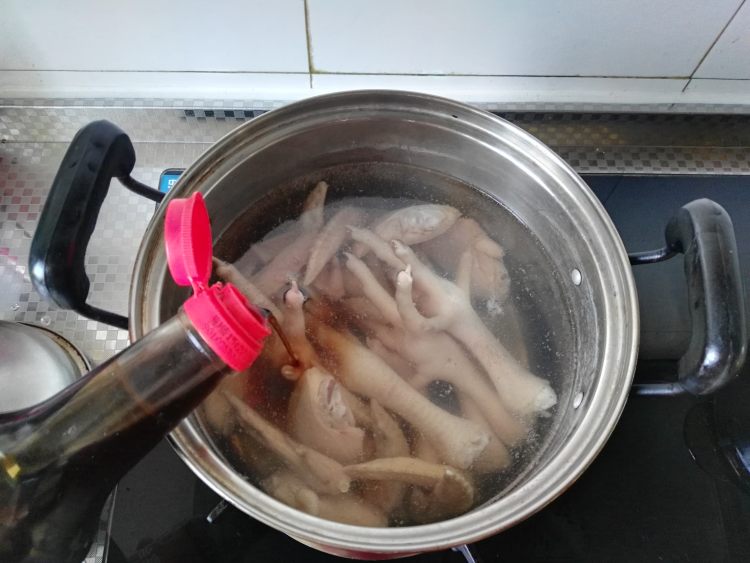 卤虎皮凤爪步骤3