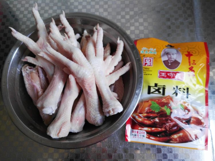 卤虎皮凤爪步骤1