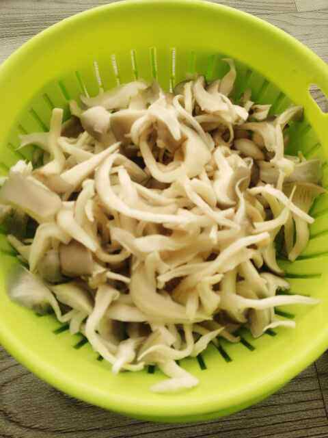 平菇炒肉步骤2