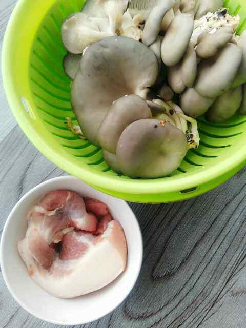 平菇炒肉步骤1