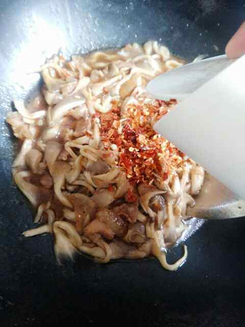 平菇炒肉步骤10