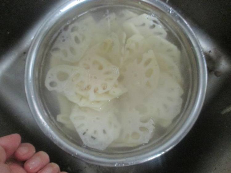 红油拌藕片步骤1