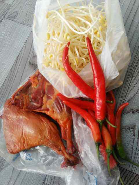 熏鸭腿炒豆芽步骤1