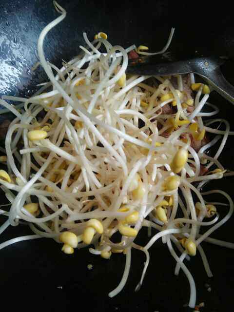 熏鸭腿炒豆芽步骤7