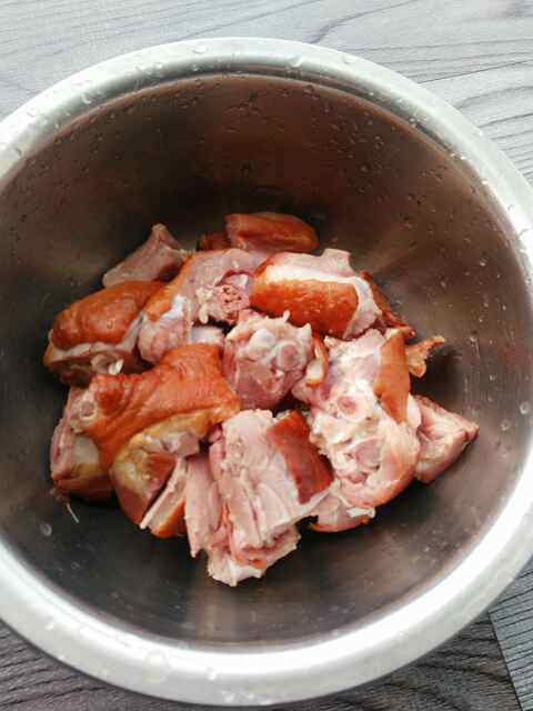 熏鸭腿炒豆芽步骤2