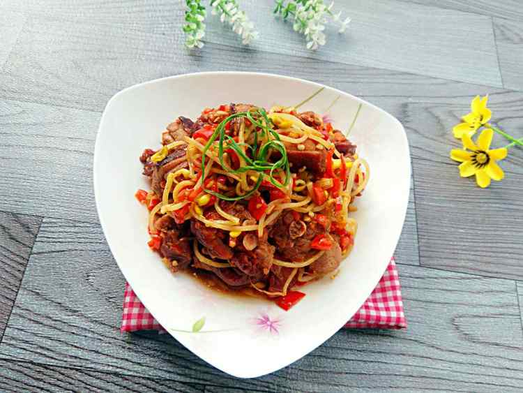 熏鸭腿炒豆芽步骤12